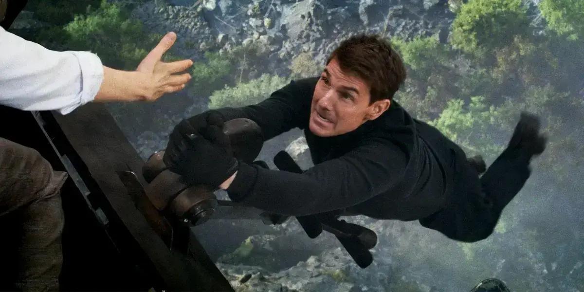 A Tradicional Entrega do Bolo de Natal de Tom Cruise