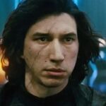 Adam Driver lê críticas engraçadas da Amazon em vídeos natalinos