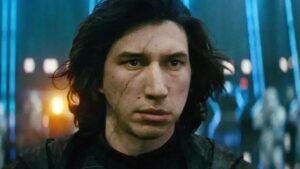 Adam Driver lê críticas engraçadas da Amazon em vídeos natalinos