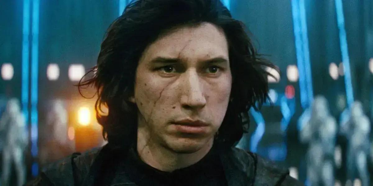 Adam Driver lê críticas engraçadas da Amazon em vídeos natalinos