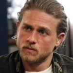 Fotos de Charlie Hunnam como Ed Gein na série Monster