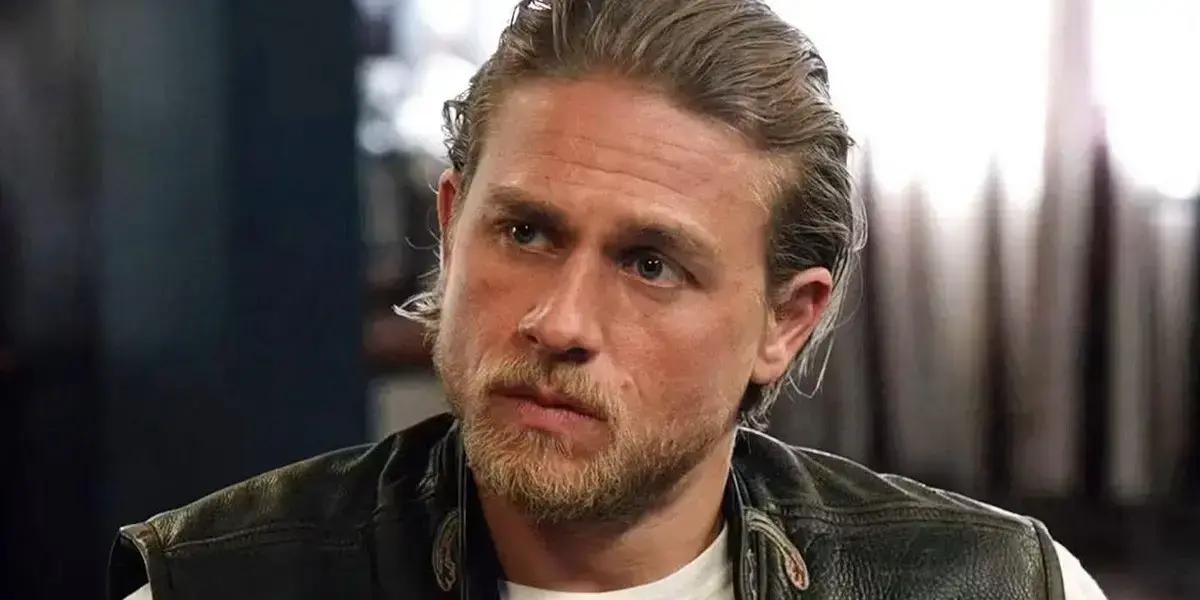 Fotos de Charlie Hunnam como Ed Gein na série Monster