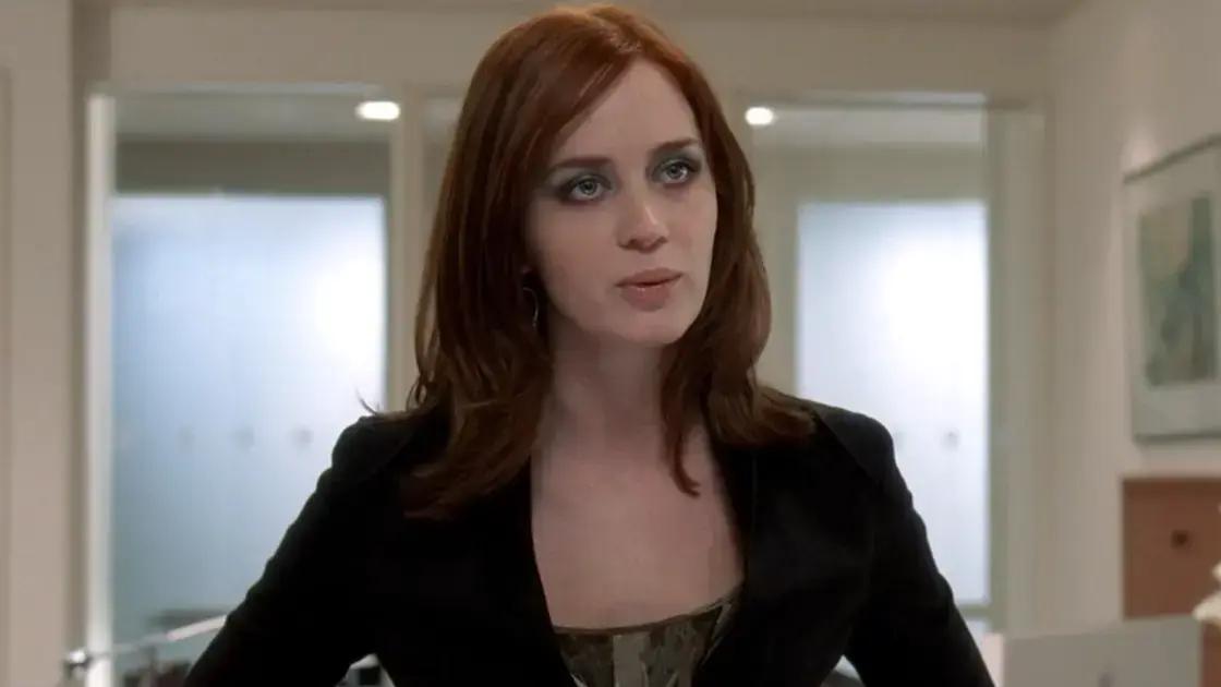 Emily Blunt veste vestido com fenda e laço incrível