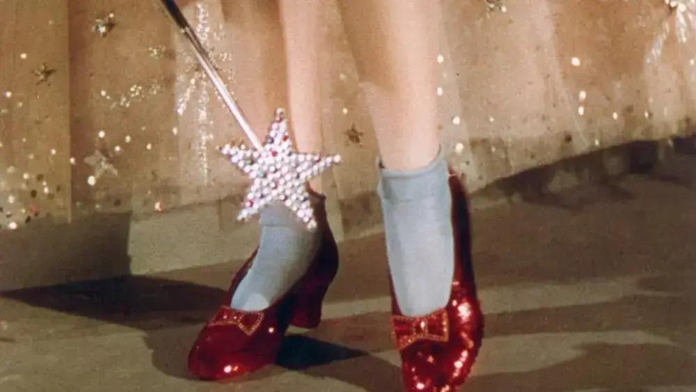 Ruby slippers de Judy Garland são vendidos por 28 milhões de dólares