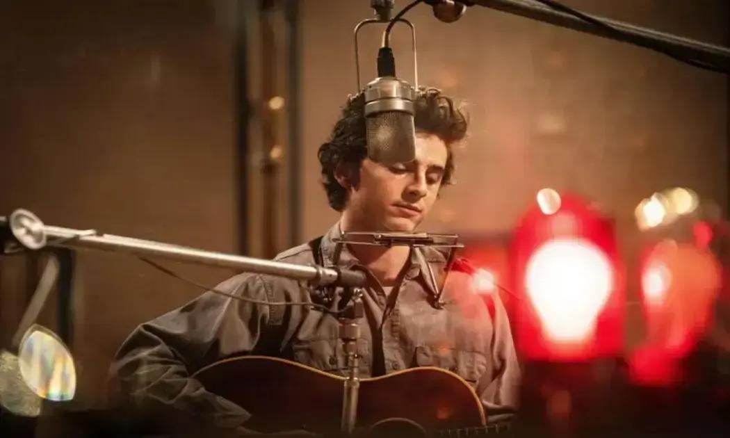 Timothée Chalamet Canta ao Vivo em 'Um Completo Desconhecido'